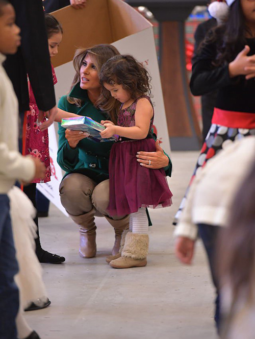 Melania Trump quyên góp đồ chơi cho trẻ em dịp Giáng sinh